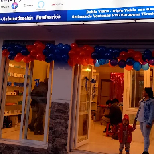 Trabajo de instalación de mamparas de PVC en vivienda en Cusco